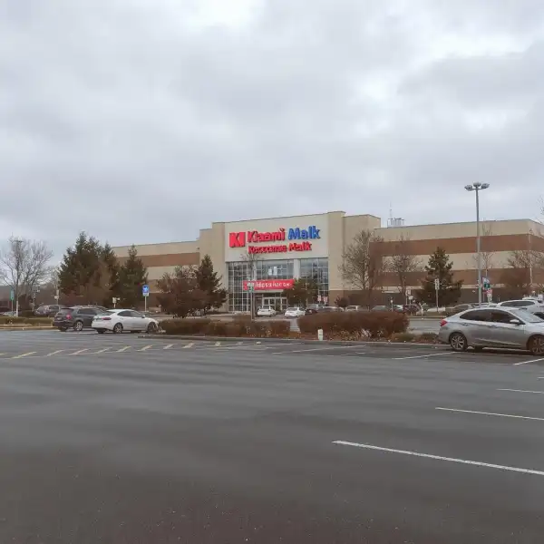 Открытая стоянка у торгового центра - после уборки